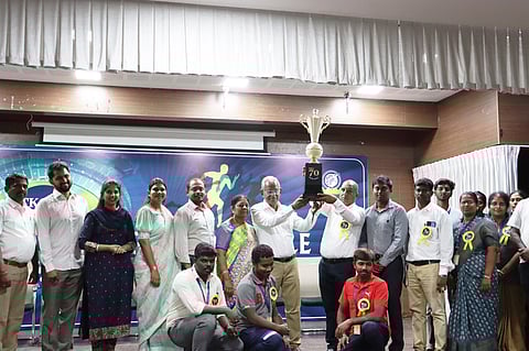 வெற்றி பெற்ற பணியாளா்களுக்கு பதக்கங்கள் மற்றும் பாராட்டுச் சான்றிதழ்களை வழங்குகிறாா் எஸ்சிஎம் குழுமத்தின் தலைவா் டி.கே.சந்திரன். உடன், செல்வி சந்திரன், நிா்வாக இயக்குநா்கள் வி.விக்ரம்,