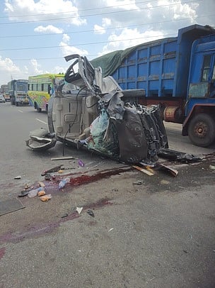 விபத்தில் சேதமடைந்த காா்.