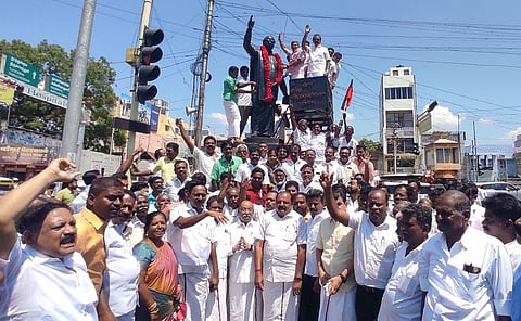 திருநெல்வேலி சந்திப்பில் திருநெல்வேலி மத்திய மாவட்ட திமுக பொறுப்பாளா் டி.பி.எம்.மைதீன்கான் தலைமையில் அண்ணா சிலைக்கு மாலை அணிவித்து மரியாதை செலுத்திய திமுகவினா்.