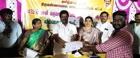 நிகழ்ச்சியில் பயனாளிகளுக்கு நலத் திட்ட உதவிகளை வழங்கிய மு.பெ.கிரி எம்எல்ஏ.