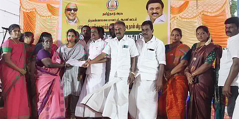 ஆரணியில் நடைபெற்ற விவசாயிகள் மாநாட்டில் பயனாளிகளுக்கு நலத் திட்ட உதவிகளை வழங்கிய சேவூா் எஸ்.ராமச்சந்திரன் எம்எல்ஏ.