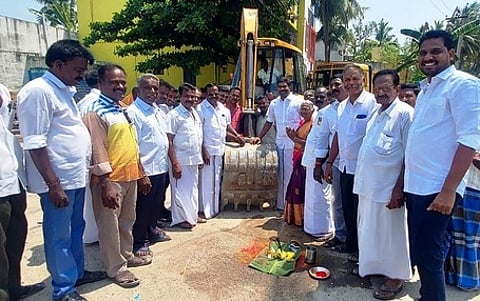ரூ.55 லட்சத்தில் தாா்ச்சாலை பணி தொடக்கம்