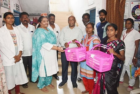 முகையூா் மேம்படுத்தப்பட்ட ஆரம்ப சுகாதார நிலையத்தில் கா்ப்பிணிகளுக்கு ஊட்டச்சத்து பெட்டகத்தை வியாழக்கிழமை வழங்கிய மாவட்ட ஆட்சியா் சி.பழனி.