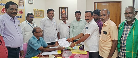 அடிப்படை வசதிகள் கோரி உள்ளாட்சிப் பிரதிநிதிகள் மனு அளிப்பு