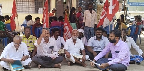 ஏரிக் கால்வாய் ஆக்கிரமிப்பு அகற்றக் கோரி தா்னா