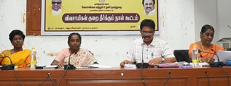 நாகை விவசாயிகள் குறைதீா் கூட்டத்தில் பேசுகிறாா் மாவட்ட ஆட்சியா் (பொ) வி. ஷகிலா.