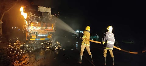 பவானி அருகே ஓடும் லாரியில் தீப்பிடித்ததில் 25 டன் பஞ்சு எரிந்து சேதம்