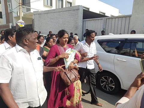 கரூரில் திமுகவினர் தடுத்ததால் ஐடி ரெய்டு தற்காலிகமாக நிறுத்தம்!