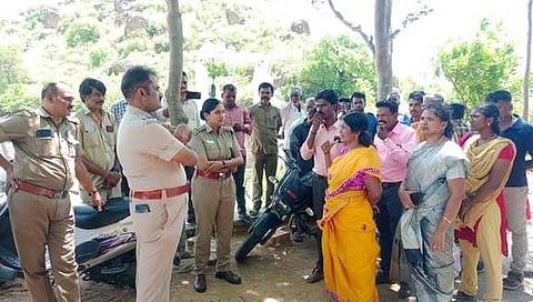 மணிமுத்தாறு சோதனைச் சாவடி முற்றுகை