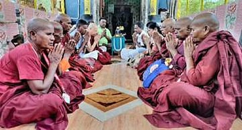 காஞ்சிபுரம் அருகே புத்தகரம் கிராமத்தில் புத்த பிக்குகள் வழிபாடு