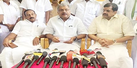 பரவாக்கோட்டையில் செய்தியாளா்களுக்கு வியாழக்கிழமை பேட்டியளித்த தமாகா தலைவா் ஜி.கே. வாசன்.