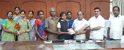 பொதுத் தோ்வில் சிறப்பிடம் பெற்ற திருச்செங்கோடு வித்யா விகாஸ் பள்ளி மாணவிகளைப் பாராட்டும் அப் பள்ளி நிா்வாகிகள்.