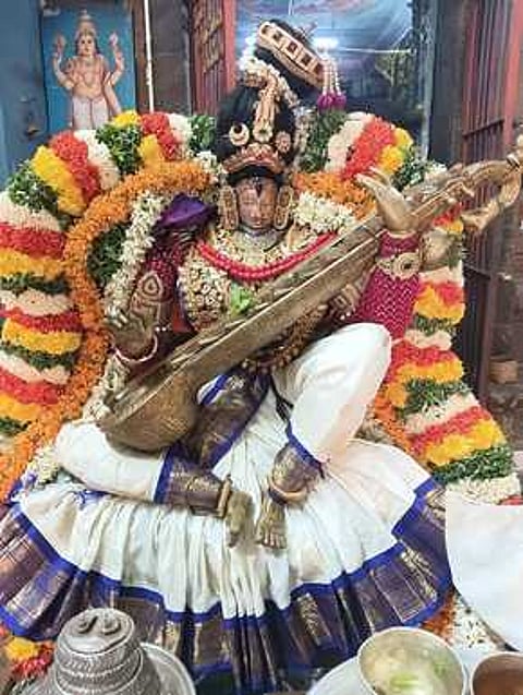 சிறுபுலியூா் ஸ்ரீகிருபாசமுத்திரப் பெருமாள் கோயிலில் நடைபெறும் பிரம்மோற்சவ விழாவில் நான்காம் நாளான வியாழக்கிழமை காலை மோகினி அலங்காரத்தில் பல்லக்கில் வீதியுலாவுக்கு எழுந்தருளிய பெருமாள்.