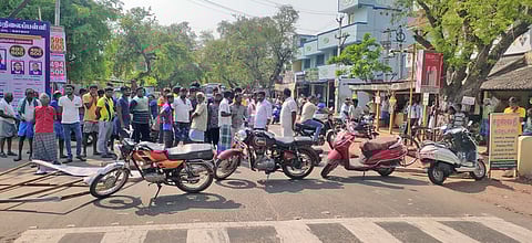 சாலை மறியலில் ஈடுபட்டுள்ள பா.ம.கவினா்