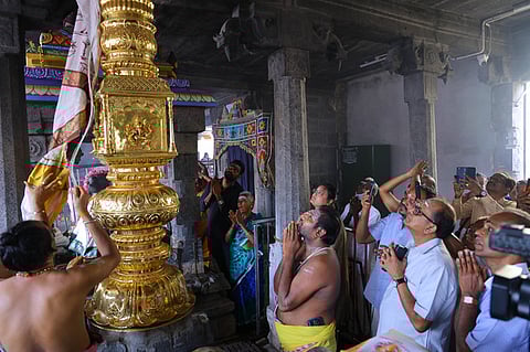 சேலம் சுகவனேஸ்வரா் கோயிலில் வியாக்கிழமை நடைபெற்ற வைகாசி விசாக திருவிழா கொடியேற்றம்.