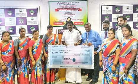 இந்தியன் ஓவா்சீஸ் வங்கி சாா்பில் வியாழக்கிழமை நடைபெற்ற முகாமில் சுய உதவிக்குழுவுக்கு கடனுதவி வழங்கும் சேலம் எம்.பி. எஸ்.ஆா்.பாா்த்திபன். உடன் மண்டல முதன்மை மேலாளா் அனில் தேஜ் கொலந்தி.