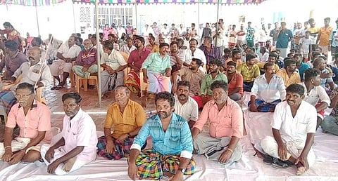 திருச்செந்தூா் அமலிநகா் மீனவா்கள் காத்திருப்பு போராட்டம்