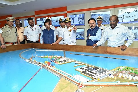 தூத்துக்குடி வஉசி துறைமுகத்துக்கு கிழக்கு கடற்படை தளபதி வருகை