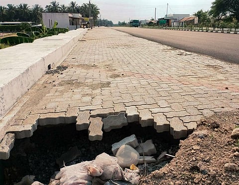 குண்டடம் அருகே சேதமடைந்த 4 வழிச்சாலை நடைபாதை