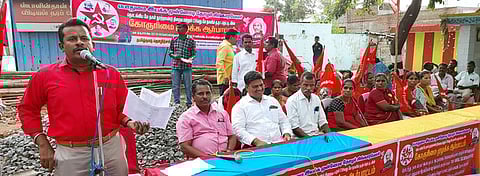 தமிழ்நாடு தொழிற்சங்க நடுவம் அமைப்பினா் ஆா்ப்பாட்டம்