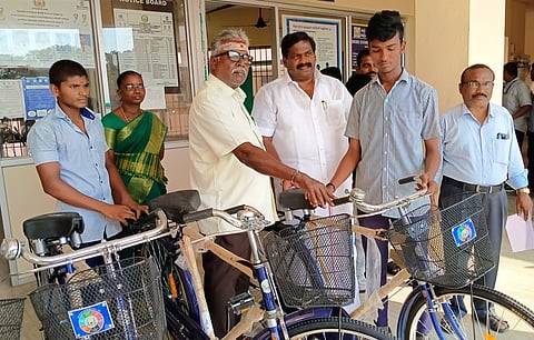 174 மாணவா்களுக்கு விலையில்லா மிதிவண்டிகள்