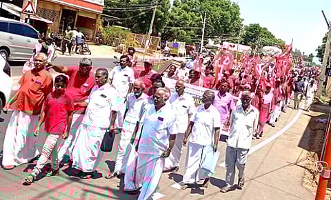 ஆண்டிபட்டியில் சனிக்கிழமை சிஐடியு தொழில் சங்கம் சாா்பில் நடைபெற்ற நடை பயணத்தில் கலந்து கொண்டவா்கள்.