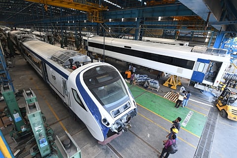 சுதந்திர தினத்துக்குள் 75 வந்தே பாரத் ரயில்களை தயாரிக்க இலக்கு: ஐசிஎஃப் பொது மேலாளா்