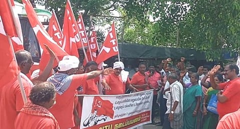 சி.ஐ.டி.யூ- மானாமதுரைக்கு வெள்ளிக்கிழமை வந்த சி.ஐ.டி.யூ. நடைபயணக் குழுவினருக்கு அளிக்கப்பட்ட வரவேற்பு.