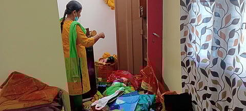 வங்கி காசாளா் உள்பட இரு வீடுகளில் 15 பவுன் நகைகள், ரூ.2.55 லட்சம் திருட்டு