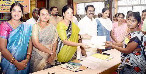 225 பயனாளிகளுக்கு நலத் திட்ட உதவிகள்: காஞ்சிபுரம் ஆட்சியா் வழங்கினாா்