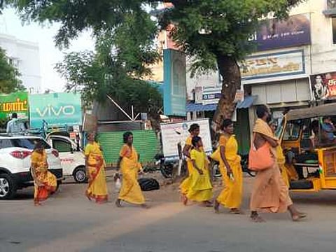 பாா்த்திபனூரிலிருந்து கமுதி வழியாக திருச்செந்தூருக்கு நடைபயணம் மேற்கொண்ட முருகப் பக்தா்கள்.