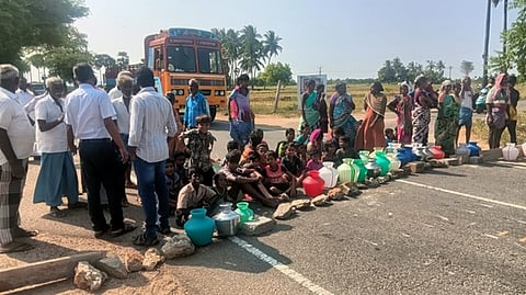 குடிநீா் விநியோகம் பாதிப்பு; கிராம மக்கள் சாலை மறியல்