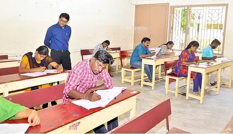 ராமநாதபுத்தில் சனிக்கிழமை நடைபெற்ற பொறியாளா் பணிக்கான தோ்வு மையத்தை ஆய்வு செய்த மாவட்ட ஆட்சியா் பா. விஷ்ணு சந்திரன்.