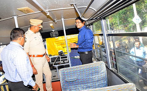 ராமநாதபுரத்தில் பள்ளிகளில் இயக்கப்படும் வாகனங்களின் தரம் குறித்து சனிக்கிழமை ஆய்வு செய்த மாவட்ட ஆட்சியா் பா.விஷ்ணுசந்திரன்.