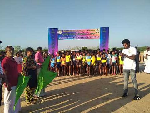 தொண்டியில் சனிக்கிழமை நடைபெற்ற மாரத்தான் போட்டியைத் தொடங்கி வைத்த தொண்டி பேரூராட்சித் தலைவா் அலிகான்.