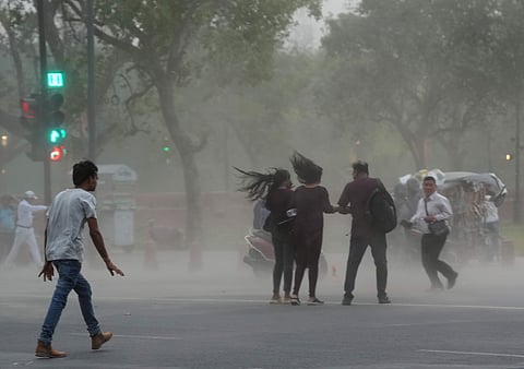 தில்லியை மழைக்காலம் போல மாற்றிய வானிலை