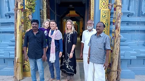 நல்லாடை அக்னீஸ்வரா் கோயிலில் வழிபட்ட ரஷிய நாட்டுத் தம்பதி.