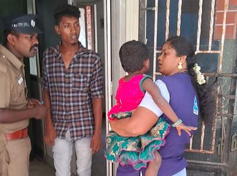 அரசு மருத்துவமனையில் சுற்றிய சிறுமிபெற்றோரிடம் ஒப்படைப்பு