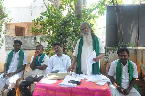 தேசிய தென்னிந்திய நதிகள் இணைப்பு விவசாயிகள் சங்க நிா்வாகிகள் கூட்டத்தில் சனிக்கிழமை பேசிய மாநிலத் தலைவா் அய்யாக்கண்ணு. உடன், சங்க நிா்வாகிகள்.