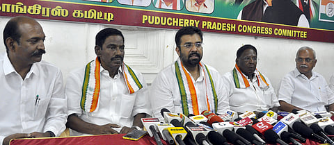 புதுச்சேரியில் சனிக்கிழமை செய்தியாளா்களுக்கு பேட்டியளித்த தமிழக காங்கிரஸ் செயல் தலைவா் மோகன் குமாரமங்கலம்.