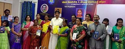 புதுச்சேரியில் சனிக்கிழமை நடைபெற்ற நிகழ்ச்சியில் 16 நூல்களை வெளியிட்ட தமிழ்நாடு அரசு செந்தமிழ் சொற்பிறப்பியல் அகர முதலித் திட்ட இயக்குநா் கோ.விசயராகவன்.