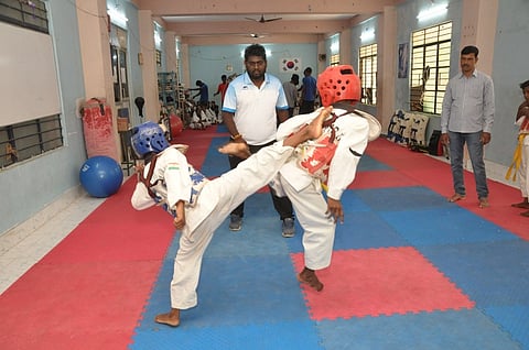கிருஷ்ணகிரியில் மாநில அளவிலான அரசு விளையாட்டு விடுதியில் சோ்க்கைக்கான டேக்வாண்டோ தோ்வுப் போட்டியில் திறனை வெளிப்படுத்தும் வீரா்கள்.