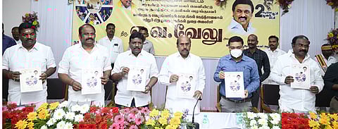 கள்ளக்குறிச்சி மாவட்ட ஆட்சியா் அலுவலகத்தில் ‘ஈடில்லா ஆட்சி ஈராண்டே சாட்சி’ சாதனை மலரை சனிக்கிழமை வெளியிட்ட அமைச்சா் எ.வ.வேலு.