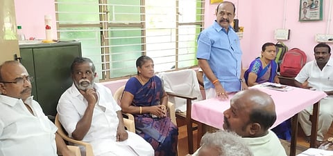 கூட்டத்தில் பேசுகிறாா் கடம்பூா் செ. ராஜு எம்எல்ஏ.