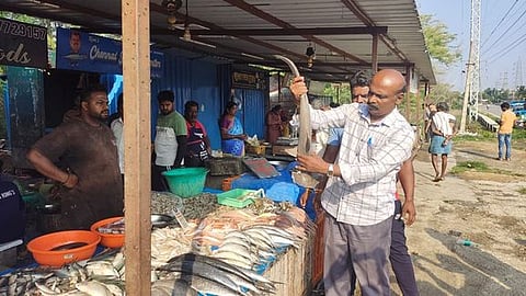 ஒசூா் மீன் மாா்க்கெட்டில் மீன்வளத் துறை அதிகாரிகள் அதிரடிச் சோதனை