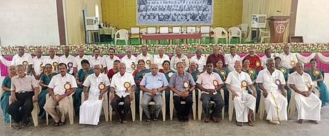 50 ஆண்டுகளுக்குப் பின்னா் சந்தித்தஇலக்குமி ஆலை பள்ளி மாணவா்கள்