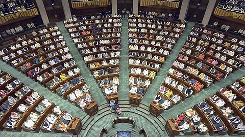 இருக்கையில் மக்களவையில் உறுப்பினர்கள்.