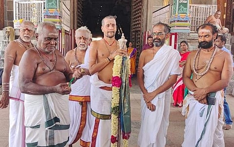 சிதம்பரம் நடராஜர் கோயிலில் பொதுதீட்சிதர்களால் செங்கோலுக்கு செய்யப்பட்ட சிறப்பு வழிபாடு
