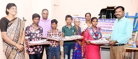 பழங்குடியின குழந்தைகளுக்கு இலவச பாட நோட்டுகள், புத்தகங்களை வழங்கிய குழந்தைகள் கண்காணிப்பக நிா்வாகி து.ராஜூ.