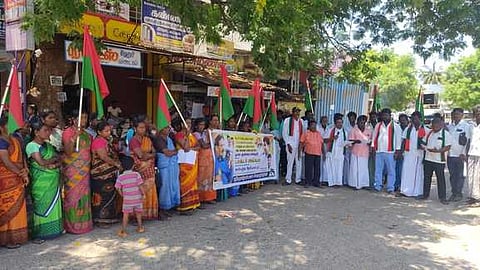 வீரவநல்லூரில் நடைபெற்ற ஆா்ப்பாட்டத்தில் பங்கேற்றோா்.